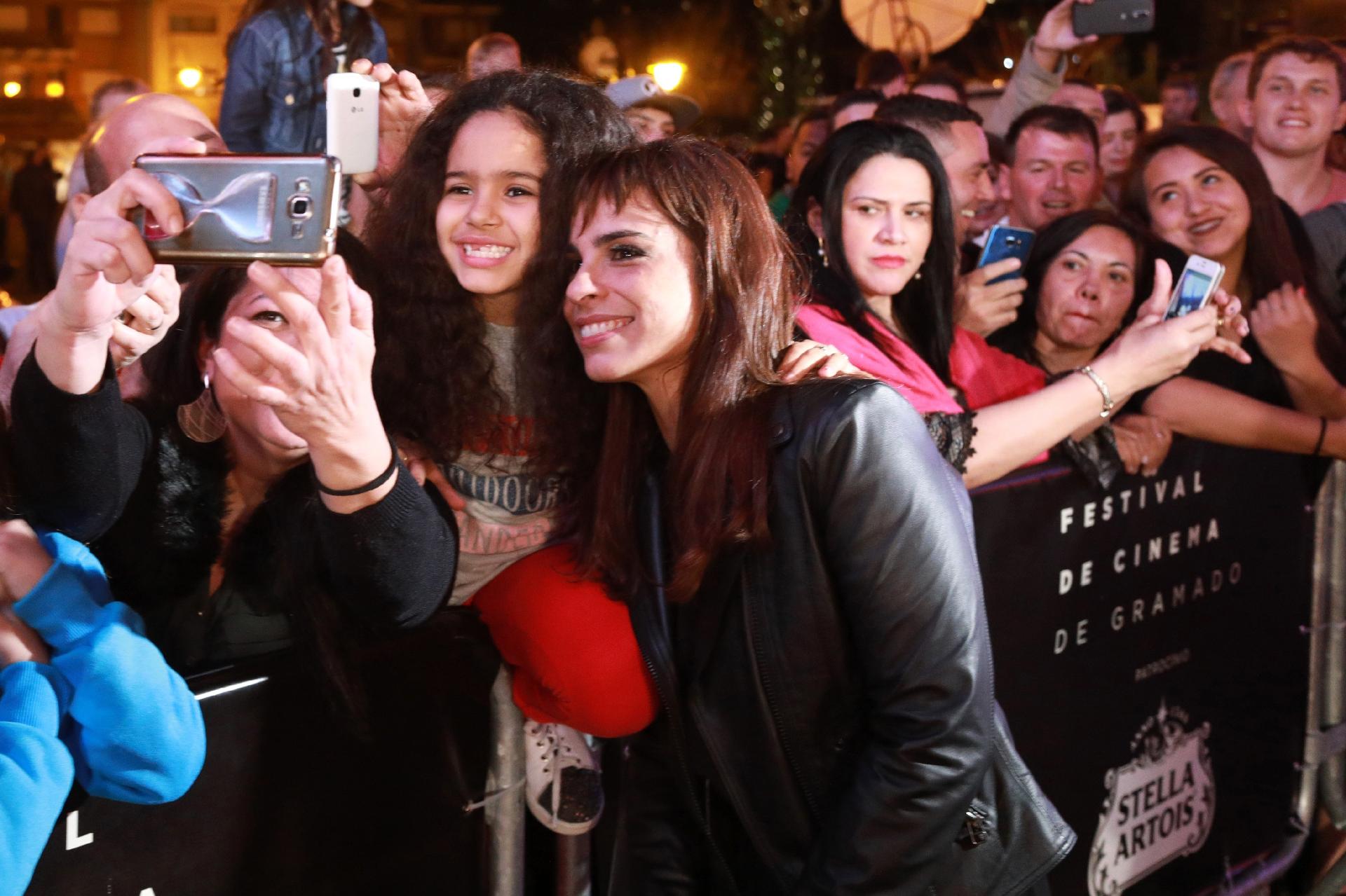 Maria Ribeiro, atriz de "Como Nossos Pais", atende ao público enquanto aguarda o início da grande cerimônia de premiação - Diego Vara / Pressphoto