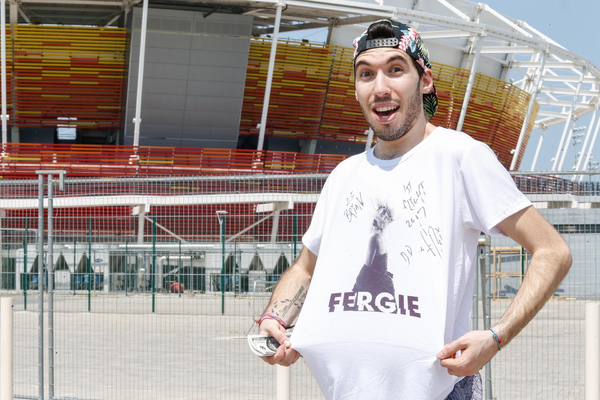 O argentino Brian Fagalde mostra a camiseta autografada por Fergie - Marco Antonio Teixeira/UOL