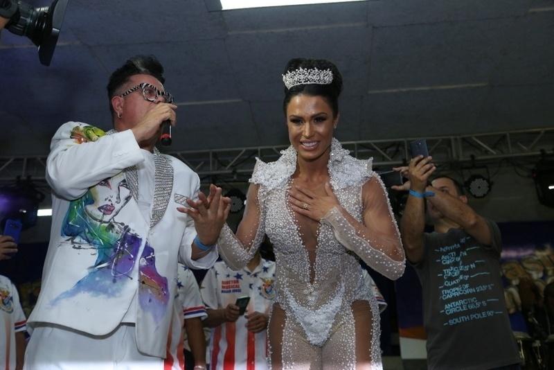 Gracyanne Barbosa foi coroada rainha de bateria da escola de samba União da Ilha do Governador neste sábado (7). Bastante emocionada, a musa fitness recebeu a coroa do carnavalesco Milton Cunha - Anderson Borde/AgNews