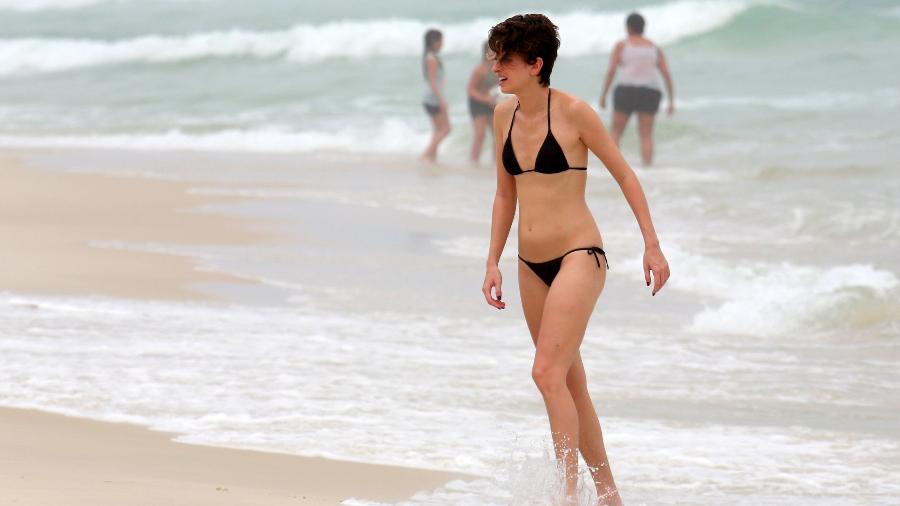 A atriz Carol Duarte curte o domingo na praia da Barra da Tijuca, no Rio - AgNews