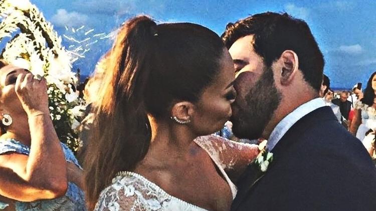 Solange Almeida e Leandro fizeram questão que a cerimônia ocorresse sob a luz do entardecer - Reprodução/Instagram - Reprodução/Instagram