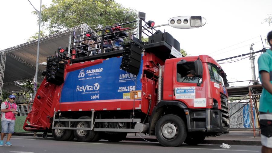 Caminhão de lixo foi modificado e se transformou em trio elétrico - Alisson Louback/UOL