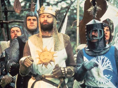 John Cleese, Graham Chapman, Eric Idle, Terry Jones e Michael Palin em cena de "Monty Python em Busca do Cálice Sagrado" (1975) - Divulgação