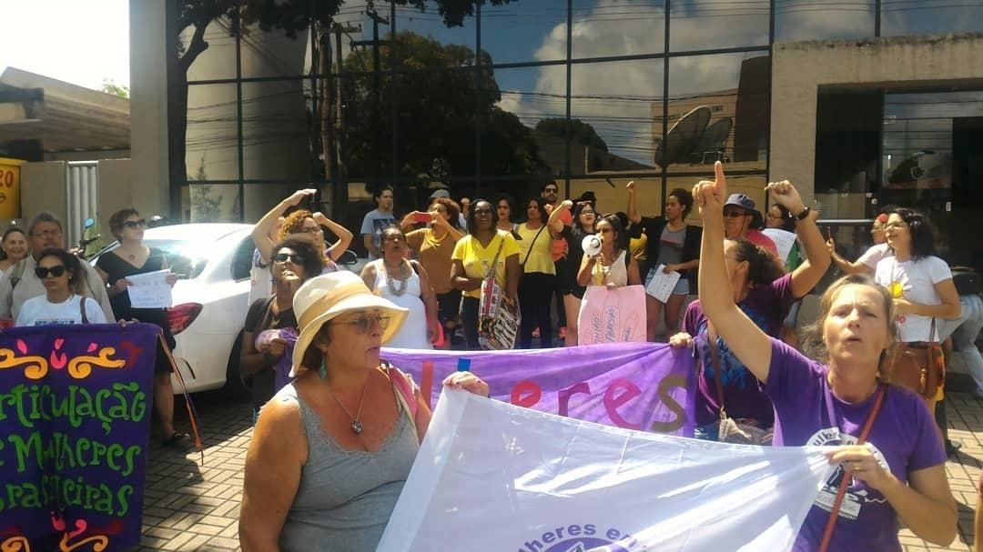 Movimento feminista protesta contra o apresentador Sikera Junior em frente à sede da TV Arapuan, afiliada da RedeTV! na Paraíba - Reprodução/Instagram/kalynelimamc