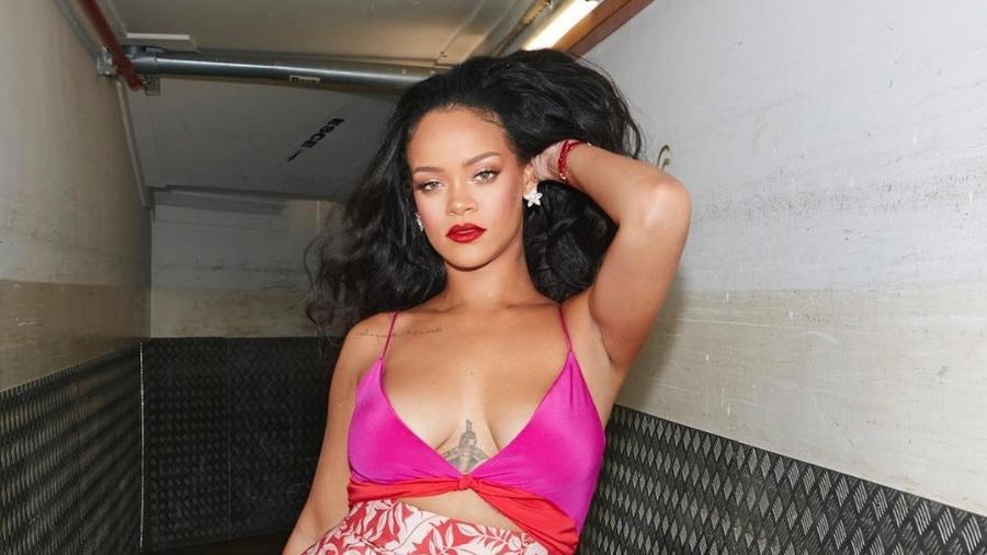 Rihanna é uma das famosas que adotaram a combinação vermelho + pink - Reprodução/Instagram/badgalriri