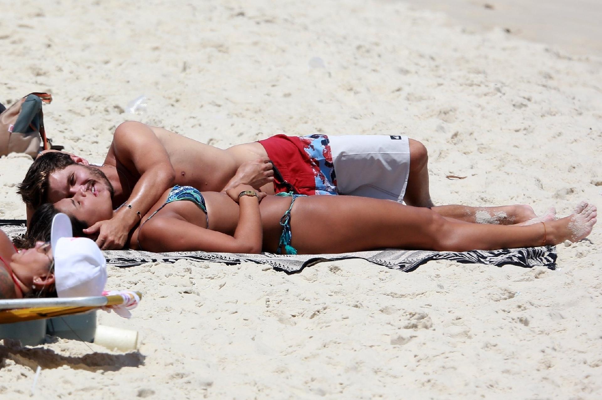 Giulia Costa beija Philippe Correia na praia - Dilson Silva / AgNews