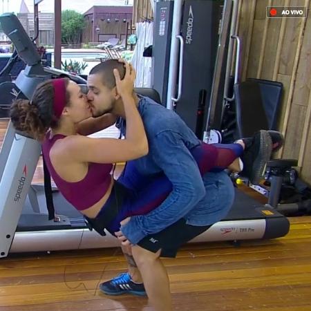 Caique Aguiar e Fernanda Lacerda em "A Fazenda 10" - Reprodução/PlayPlus - Reprodução/PlayPlus