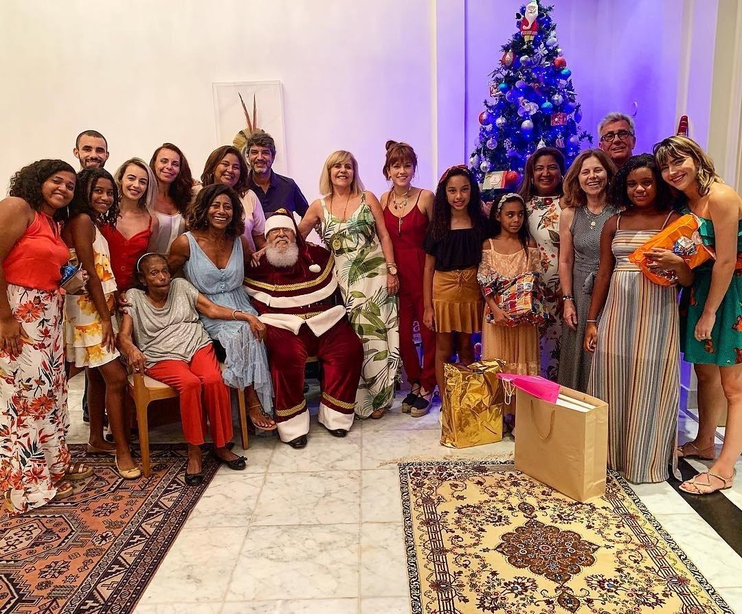 Ao lado das filhas Laura e Maria, a jornalista Gloria Maria celebrou o Natal com a família e até Papai Noel - Reprodução/Instagram