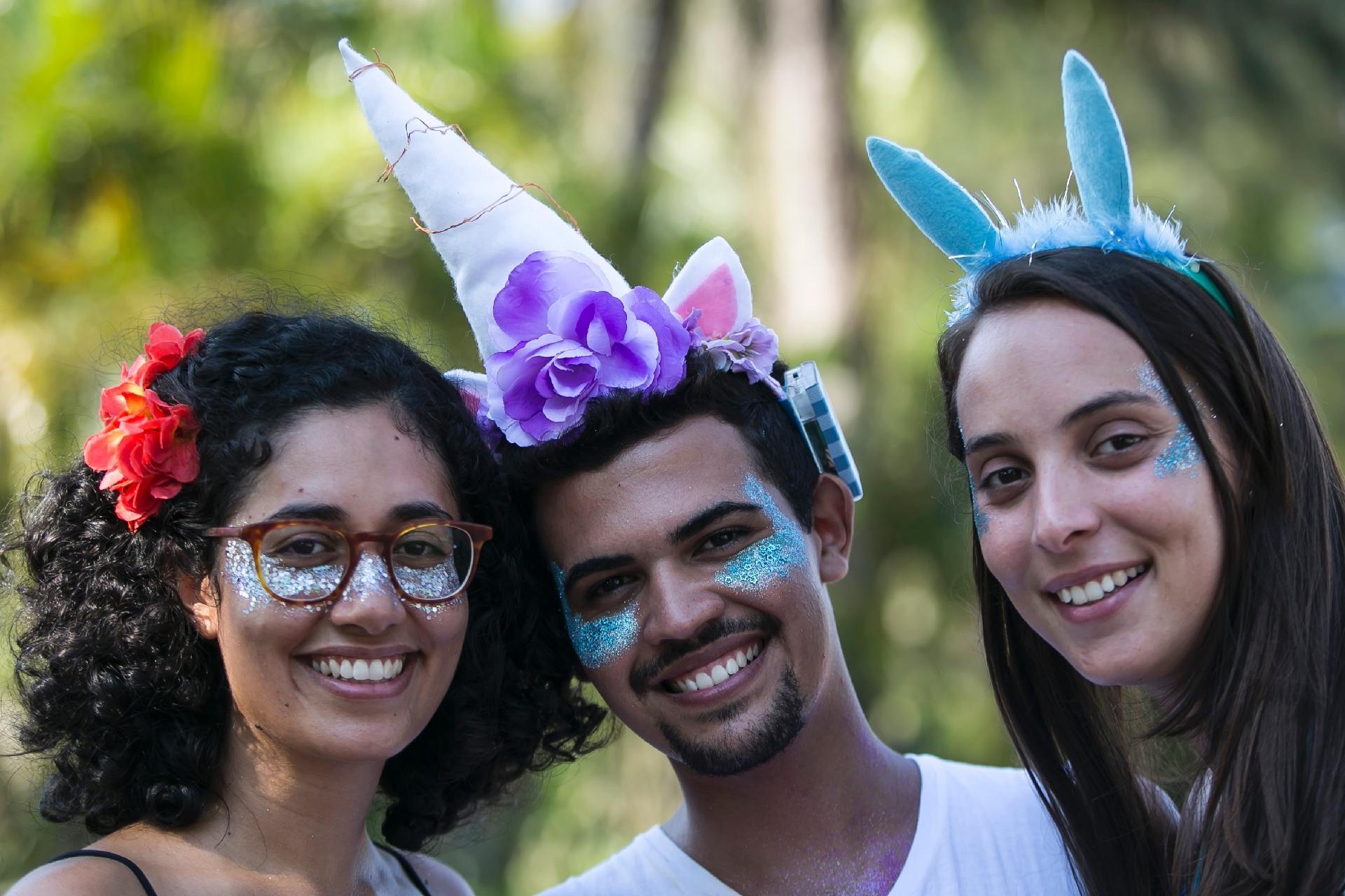 Maria Eduarda Norões, 24, Thiago Reitor, 24, e Beatriz Lima de Carvalho, 24, na Orquestra neste sábado - Bruna Prado/UOL