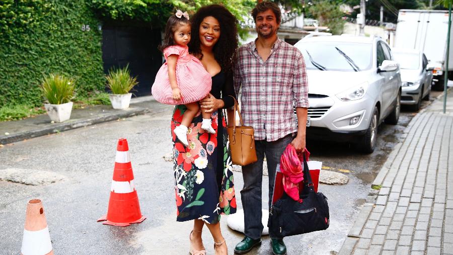 Juliana Alves ao lado da filha e do ex-marido, Ernani Nunes - Roberto Filho/Brazil News