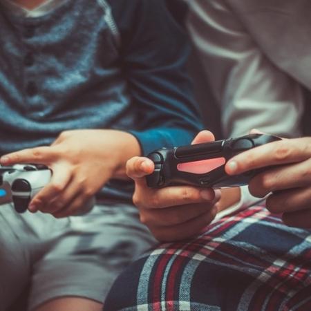 Homem E Mulher Nos Fones De Ouvido Jogando Videogame De Tênis Na