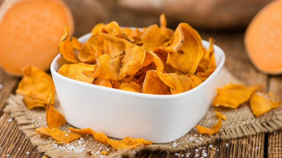 Chips de batata-doce: atenção ao rótulo quando for comprar no supermercado - iStock