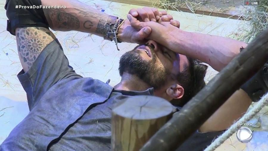 Diego Grossi se machuca durante sétima prova do fazendeiro - Reprodução/RecordTV