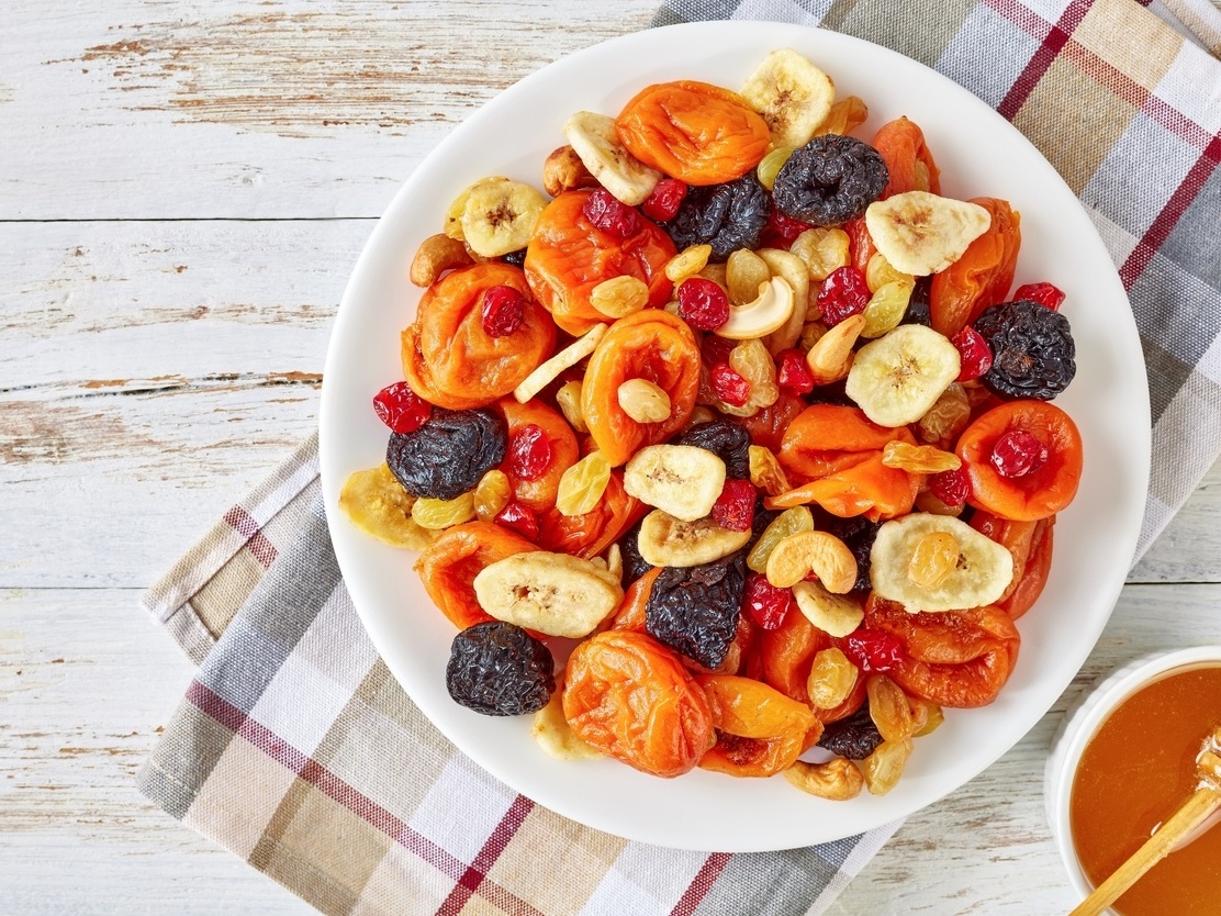 Stevita - O damasco, também conhecido como abricó, é uma fruta pequena e  arredondada, com casca e polpa amarelas, ligeiramente rosadas ou  alaranjadas. É uma fruta que pertence à mesma família do