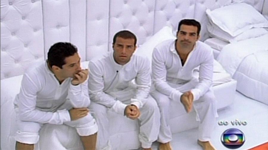 Newton, Leo Jancu (centro) e Ralf no quarto branco do BBB 9 - Reprodução/TV Globo