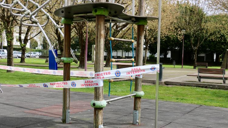 Brinquedos interditados no Jardim Paulo Vallada, no Porto: espaços de convivência vazios - Lira Neto/UOL