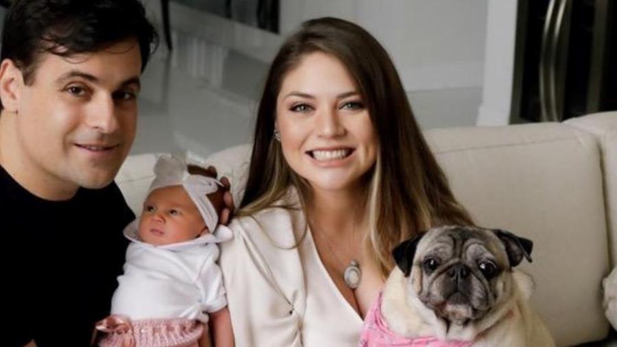 Rodrigo Scarpa com a família: a mulher Gabriela, a filha laura e a cadela Mel - Reprodução/Instagram