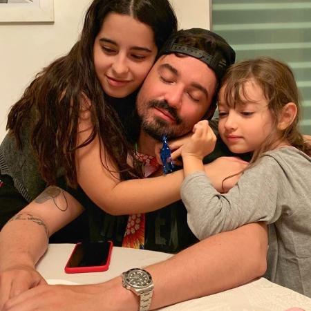 Fernando Zor com as filhas, Alice e Kamily - Reprodução / Instagram