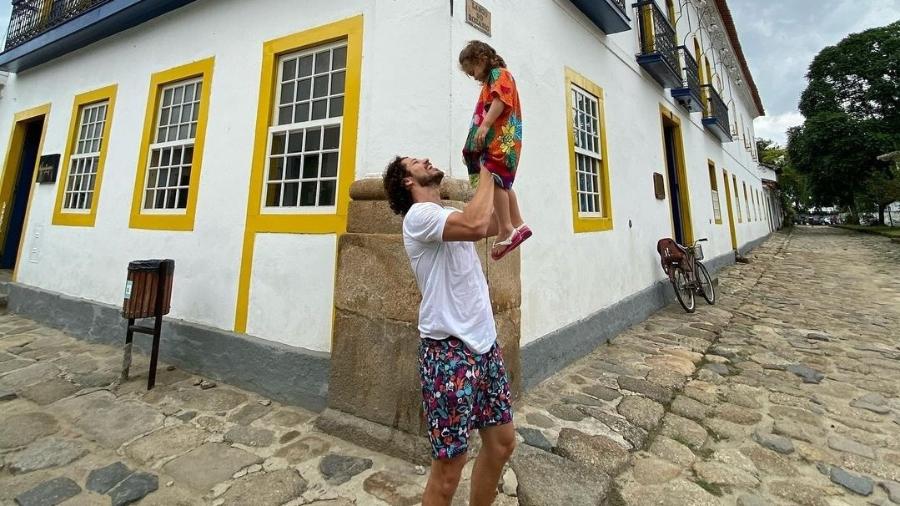 José Loreto com a filha Bella; ator quer que ela cresça "sem saber o que é preconceito" - Reprodução/Instagram @joseloreto