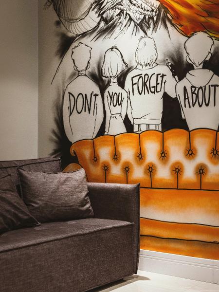 Detalhes do grafite que ocupou uma parede de ponta a ponta e valorizou a decoração deste projeto - Henrique Ribeiro - Henrique Ribeiro