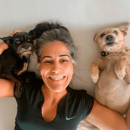 Gloria Pires mostrou momento de descontração ao lado dos cachorros de estimação - Reprodução/Instagram/@gpiresoficial