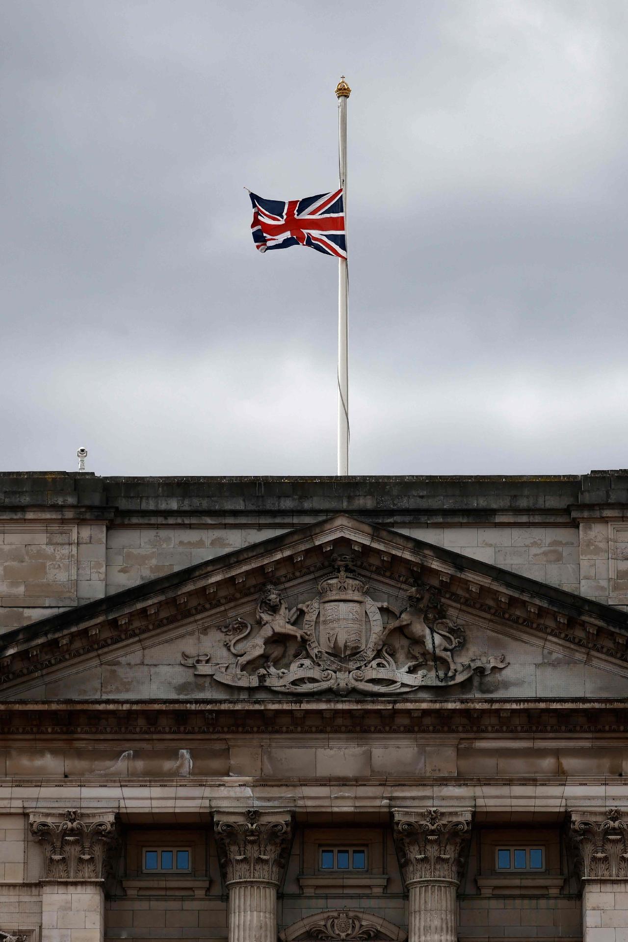 Bandeira do Reino Unido a meio mastro após o anúncio da morte do príncipe Philip - TOLGA AKMEN / AFP