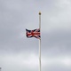 Bandeira do Reino Unido a meio mastro após o anúncio da morte do príncipe Philip - TOLGA AKMEN / AFP