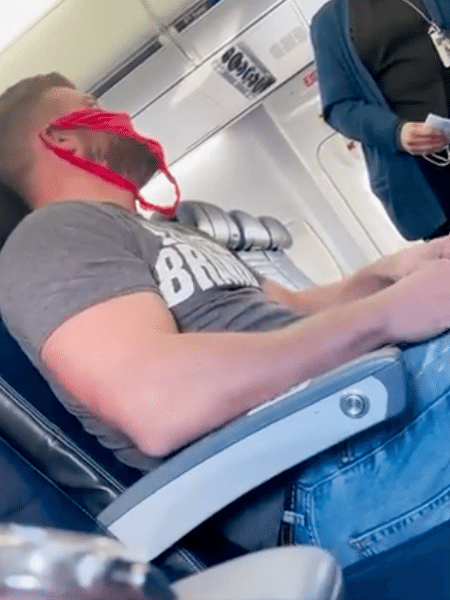 O passageiro expulso do voo da United Airlines por usar uma calcinha como "proteção" contra o coronavírus - Reprodução/Twitter