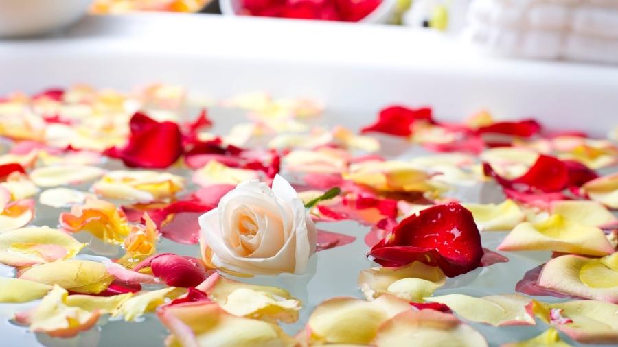 Para atrair amor, banhos com rosas são os mais indicados
