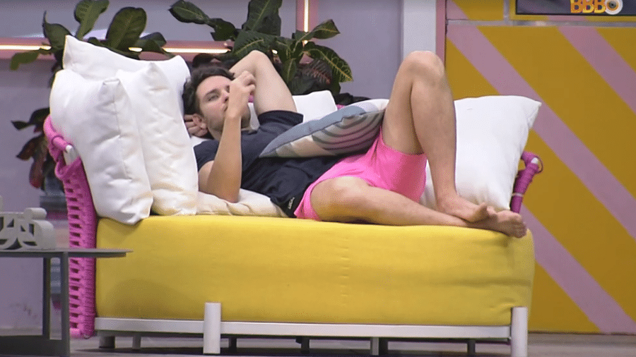 BBB 22: Lucas fala sozinho na área externa da casa - Reprodução/Globoplay