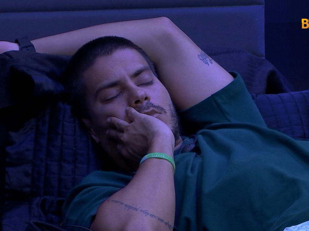 Aguardando ser mencionado na festa, Arthur Aguiar pega no sono
