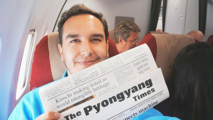 Mike e o jornal "The Pyongyang Times" no avião da Air Koryo - Arquivo pessoal