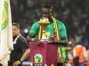 Sadio Mané beixando a taça do Campeonato Africano das Nações - NurPhoto/Getty Images - NurPhoto/Getty Images