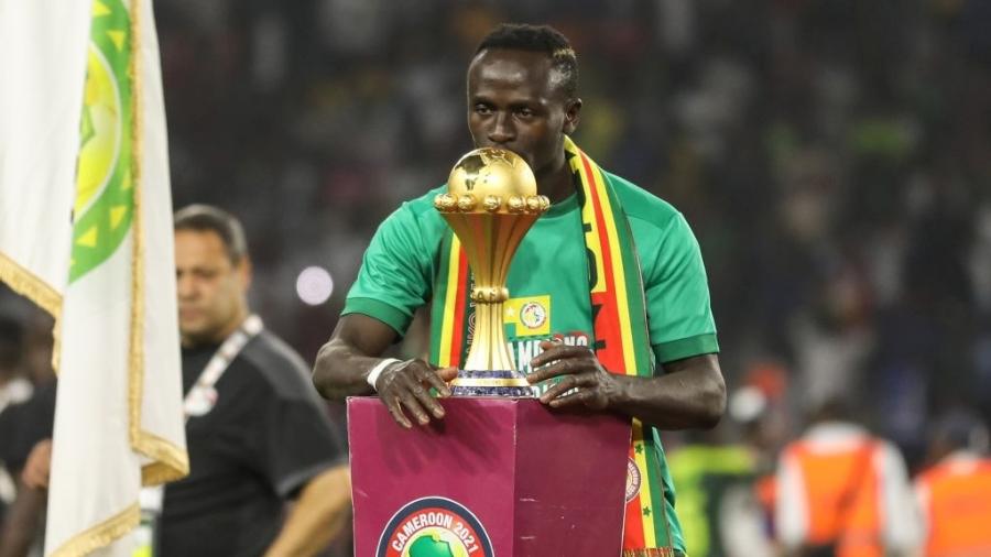 Sadio Mané beijando a taça do Campeonato Africano das Nações - NurPhoto/Getty Images