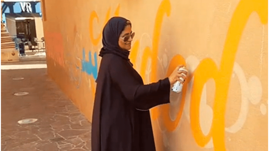 Muna usa óculos Ray-Ban, véu e abaya enquanto grafita muros em Doha - Rodrigo Prieto