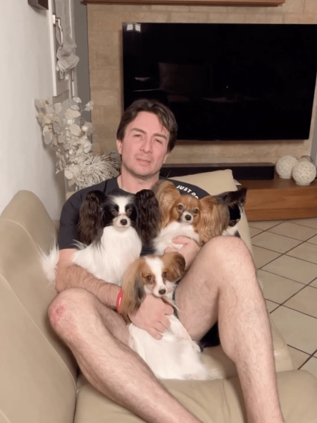 João Paulo de Costa e seus quatro cães que foram "perdidos" em aeroporto de Istambul - Reprodução/Instagram