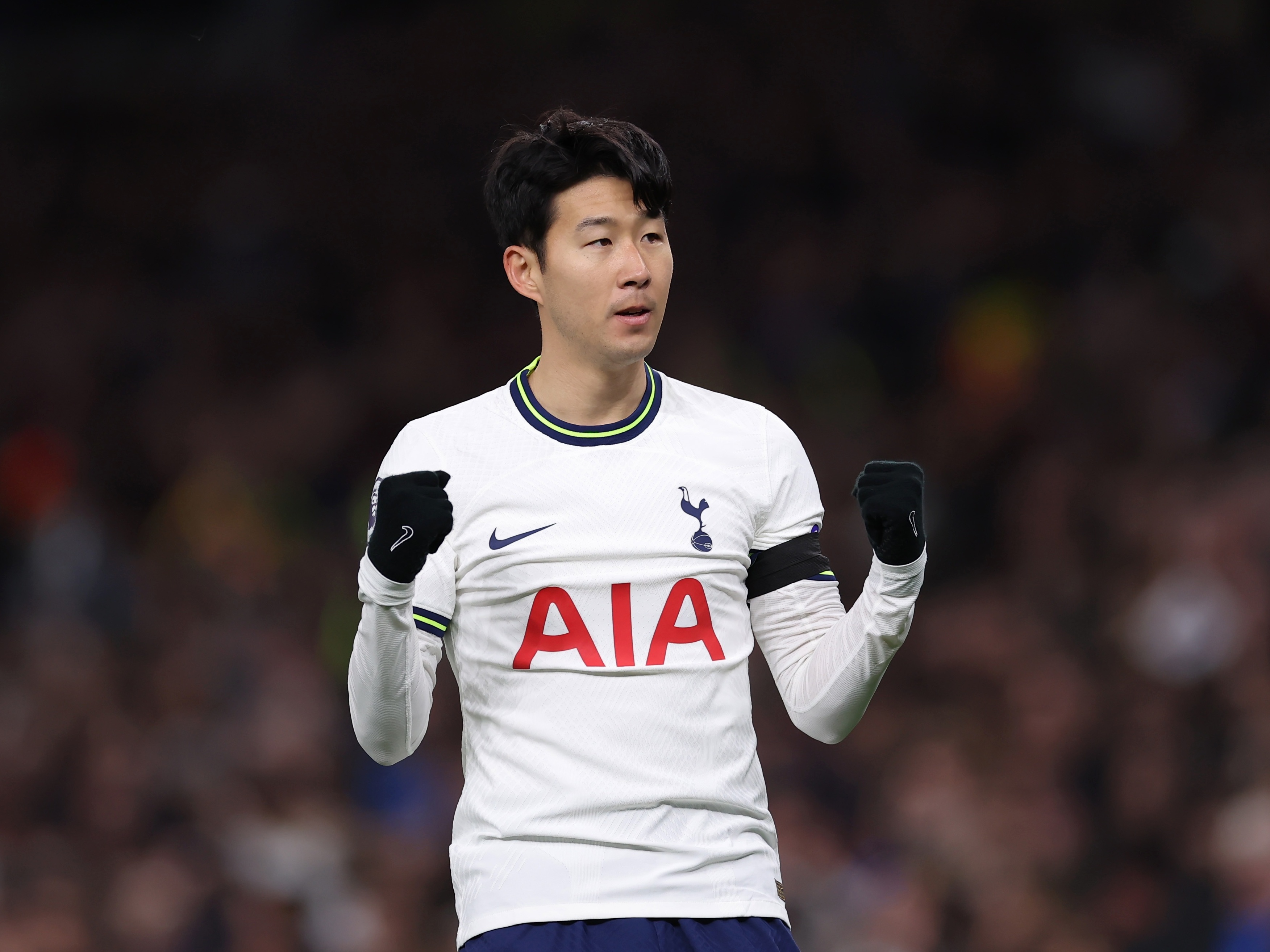 Jogador do Tottenham ostenta tanquinho em fotos de cueca