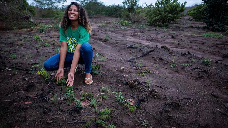 Fabrícia Costa, da Rede de Coletores Geraizeiros, em área de restauração no norte de Minas Gerais - ISA/divulgação - ISA/divulgação