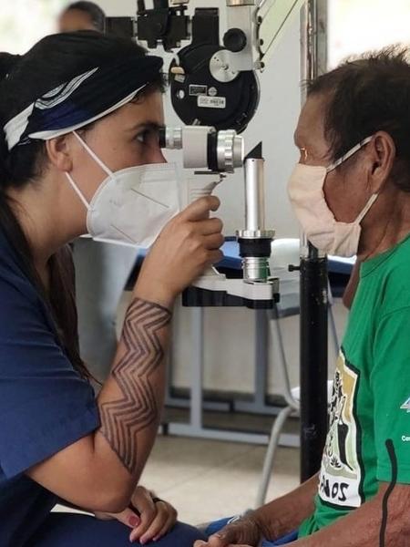 Indígena é examinado por Jade durante missão da ONG Doutores da Amazônia