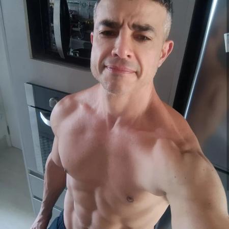 O ator Anderson Di Rizzi após vida fitness