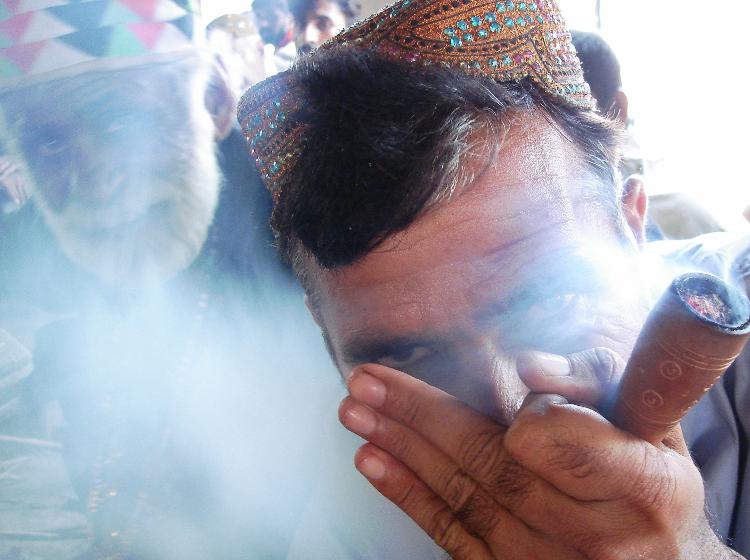 Muçulmanos fumam maconha no Paquistão