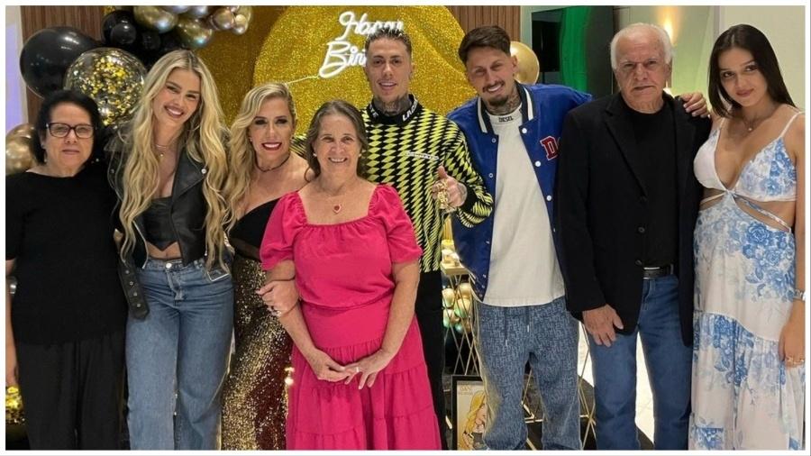 MC Daniel posou com Yasmin Brunet ao lado da família