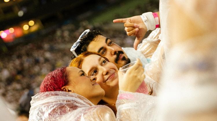 Chuva não atrapalha a selfie das pessoas no show do Jão