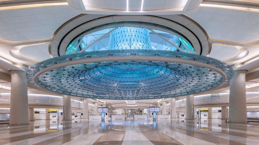 O novíssimo terminal A do Aeroporto Internacional Zayed, em Abu Dhabi, um dos três melhores do mundo