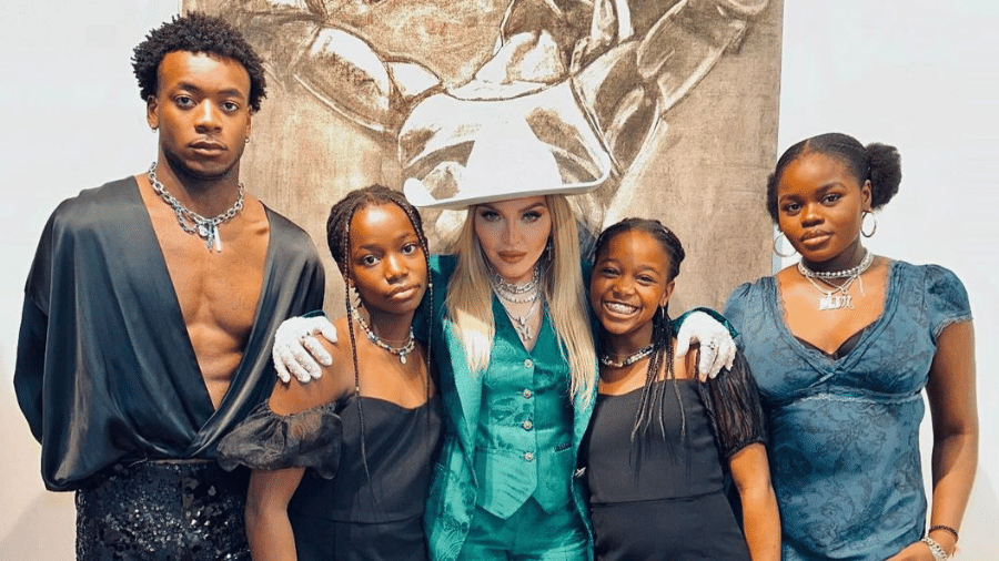 David Band, Estere e Stella Ciccone e Mercy James com a mãe, Madonna