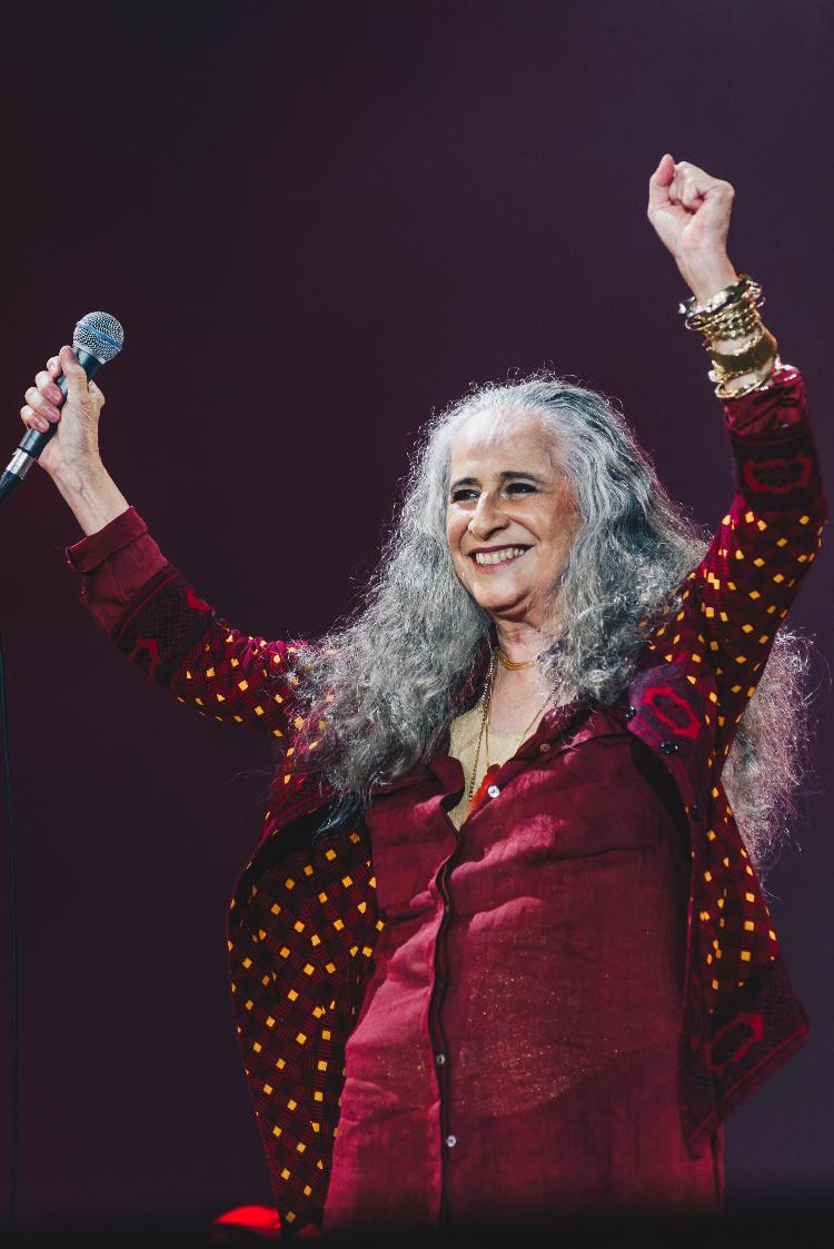 Maria Bethânia no palco do festival Doce Maravilha, na noite de domingo (26), no Rio