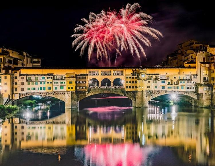 Fogos de artifício iluminam a Ponte Vecchio no São João em Florença