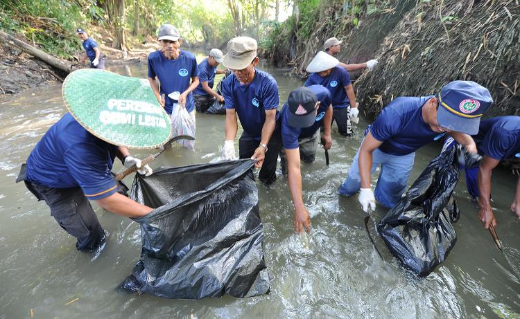 Locais se unem para limpar lixo de praia em Bali