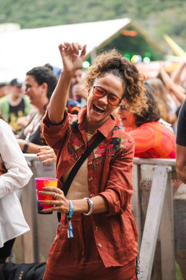 Aline Borges dançou muito no Rock the Mountain 2024