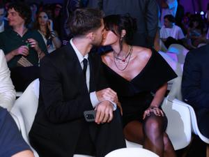 Bruna Marquezine ganha beijo de João Guilherme em festa de Revéillon